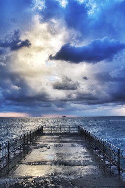 Bir fırtına sırasında Akdeniz pier.