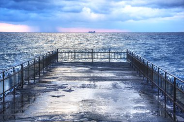 Bir fırtına sırasında Akdeniz pier.