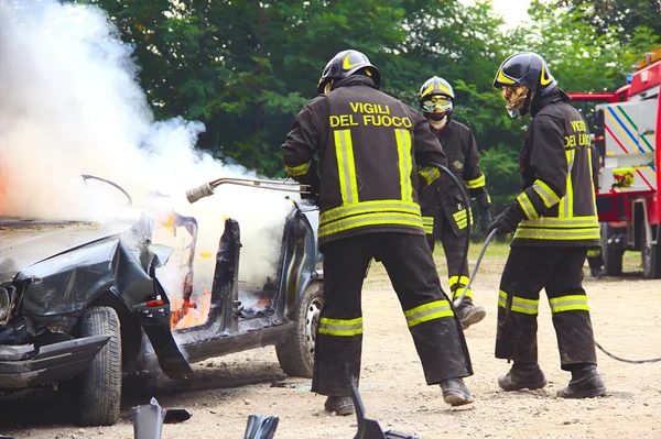Pompiers éteignant voiture en feu . — Photo
