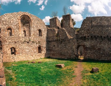 Manasija şatosunun içindeki eski kalıntılar
