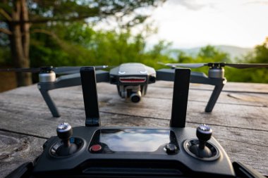 DJI Mavic Pro denetleyicisi ve arka planda İHA