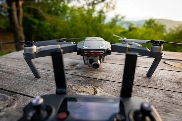 DJI Mavic Pro insansız hava aracı ve antenli kumandanı açık bir masa üzerinde