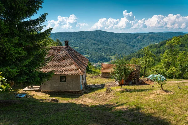 Güzel kırsal kesimde eski püskü bir ev.