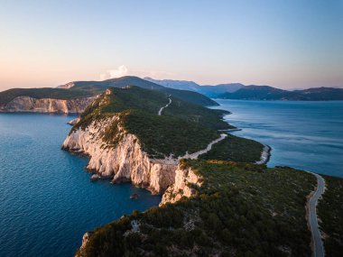 Lefkada adasının en güney kısmındaki viraj yolunda.