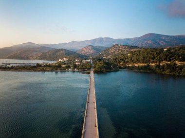Şehrin iki tarafını birbirine bağlayan Argostoli 'deki su üzerindeki muhteşem yaya köprüsü.