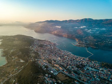 Drone 'un güzel sahil şehri Argostoli manzarası, Kefalonia adasının başkenti.