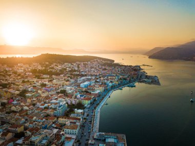 Drone 'un Kefalonia adasının başkenti Argostoli kıyı şehrine bakış açısı gün batımında