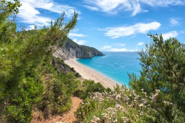 Yunanistan 'ın Lefkada adasındaki Milos plajı bomboş.