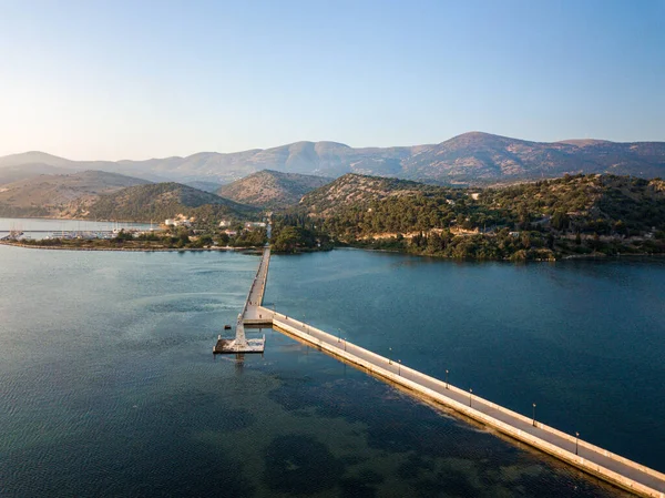 Argostoli 'deki su üzerindeki muhteşem yaya köprüsü
