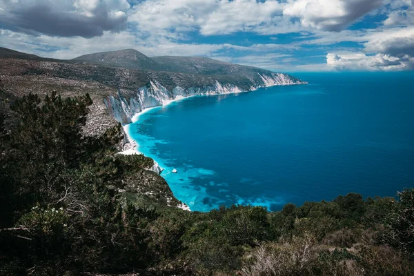 フェティ ビーチだ 岩の多い海岸線 ケファロニア ギリシャとブルーラグーン 暗い深いパターンを持つ穏やかなクリアブルーエメラルドグリーンのターコイズブルーの海の水 — ストック写真
