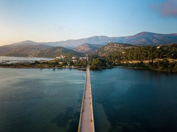Şehrin iki tarafını birbirine bağlayan Argostoli 'deki su üzerindeki muhteşem yaya köprüsü.