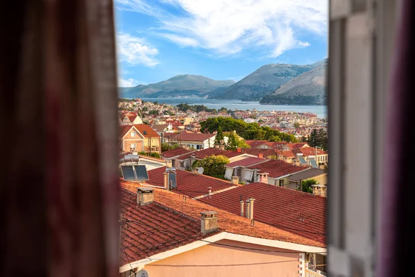 Argostoli 'nin pencere manzarası, Kefalonia' nın başkenti ve birçok çatı