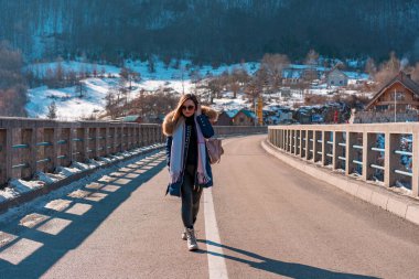 Djurdjevica Tara köprüsü boyunca yürüyen yakışıklı kadın, (Most na Curdjevica Tari)