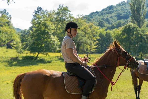 Joven Jinete Musculoso Caballo — Foto de Stock