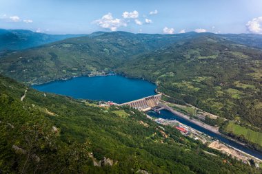 Perucac Gölü ve nehir barajına Tara Dağı 'nın yüksek görüş açısı