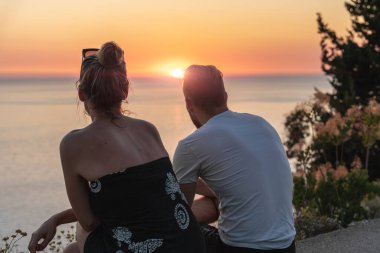 Genç çift Lefkada 'da günbatımının tadını çıkarıyor