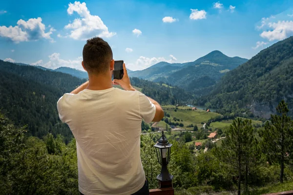 Мускулистый Молодой Парень Фотографирует Прекрасный Горный Пейзаж Тары — стоковое фото