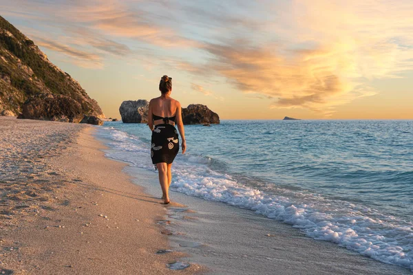 Young Woman Walking Coast Megali Petra Beach — Stock Photo, Image