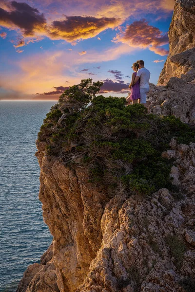 崖の上で美しい夕日を楽しんでいる若いカップル レフカダ岬 レフカダ — ストック写真