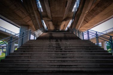 Sırbistan 'ın başkentinde Ada üzerindeki köprünün altında gelecekteki yürüyüş yolu