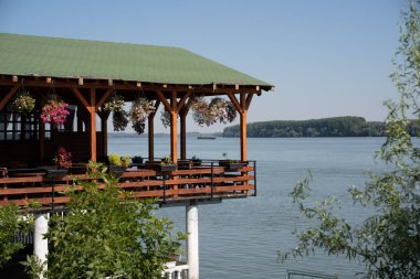 Vinca 'da Tuna Nehri kıyısında küçük bir restoran.