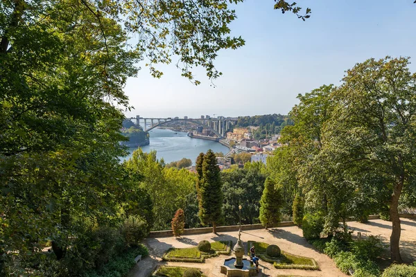 Portekiz, Porto 'daki Kristal Saray Bahçeleri ve Douro Nehri' nde Çeşme
