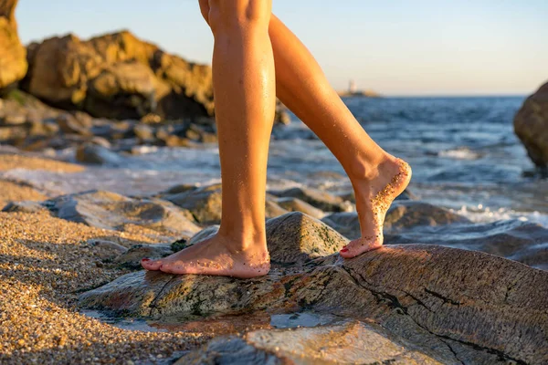 Frau Strand Die Zehen Ins Wasser Taucht Und Spaß Outdoor — Stockfoto