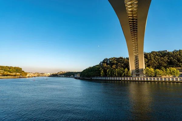 Ponte Arrabida Atravessa Rio Douro Portugal — Fotografia de Stock