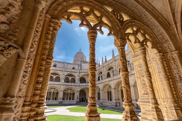 Lizbon 'daki Mosteiro Dos Jeronimos' un koridorundan görüntü