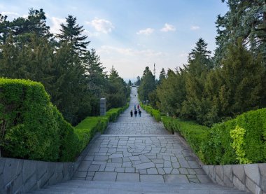 Avala 'nın tepesindeki Bilinmeyen Kahraman Anıtı' na çıkan büyük merdivenler