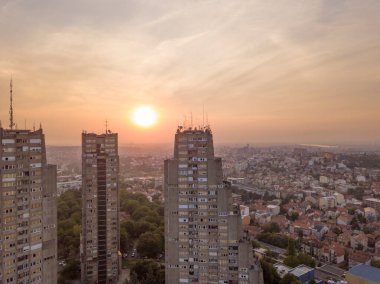Belgrad 'daki Doğu Kapısı gökdelenlerinin insansız hava aracı görüntüsü Belgrad' ın arka planında gün batımı