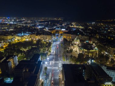 Belgrad parlamento binası ve parkının gece drone görüntüsü