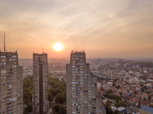 Belgrad 'daki Doğu Kapısı gökdelenlerinin insansız hava aracı görüntüsü Belgrad' ın arka planında gün batımı