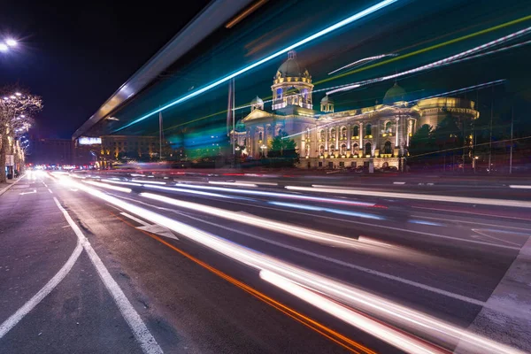 Arka planda parlamento binası bulunan şehir trafiğinden hafif izler