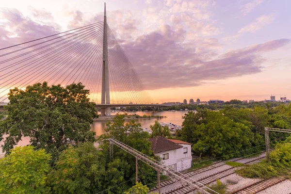 Gün batımında Belgrad 'daki Sava Nehri üzerindeki Ada köprüsü