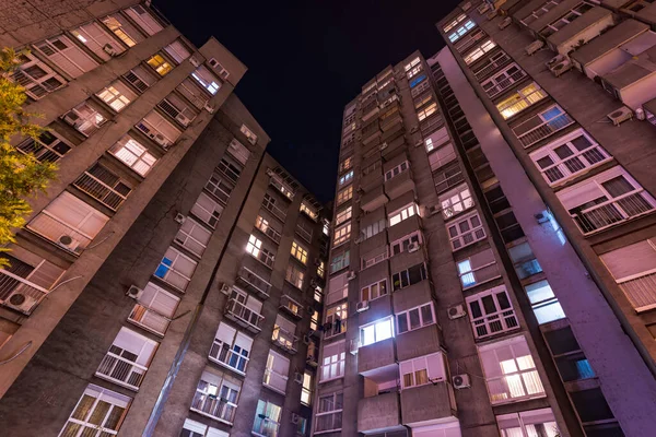 Sırbistan 'ın Belgrad kentindeki yerleşim bölgesinin düşük açılı gece çekimi