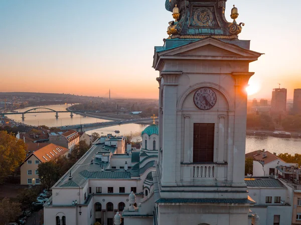 Gün batımında Belgrad 'daki güzel bir katedral Saborna crkva' nın yakın plan çekimi