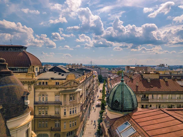 Belgrad 'daki SANU binası ve yaya bölgesinin havadan görüntüsü