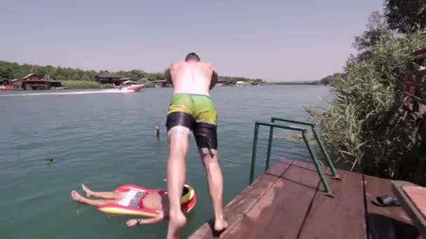 Jovem Mergulhando Rio Sobre Amigo Enquanto Barco Jato Está Passando — Vídeo de Stock