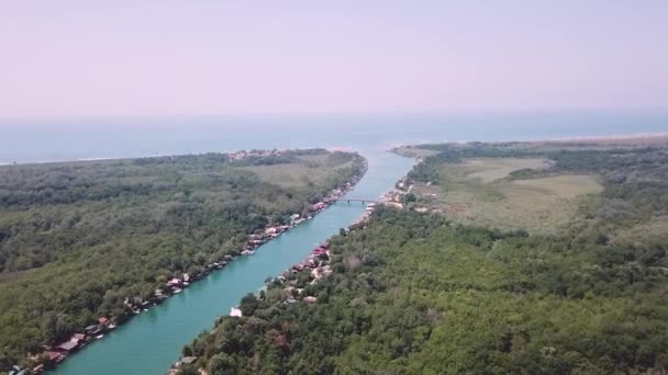 Luftaufnahme Eines Flusses Der Ins Meer Fließt — Stockvideo