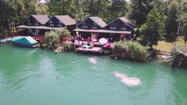 两个人在Ada Bojana的河里游泳 — 图库视频影像