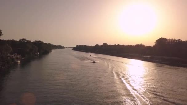 Luchtfoto Van Een Jetski Cruise Een Rivier Bij Zonsondergang — Stockvideo