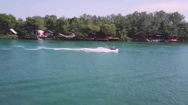 Hombre Mediana Edad Montando Una Moto Acuática Río Muy Rápido — Vídeos de Stock