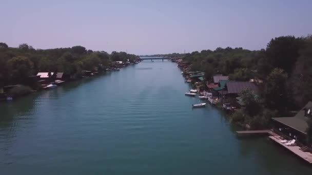 ボヤナ川にかかる小さな橋の空中風景 — ストック動画