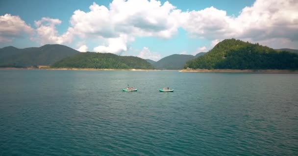 塞尔维亚塔拉山区Zovine湖中的两对皮划艇夫妇 — 图库视频影像
