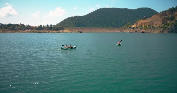 塞尔维亚塔拉山区Zovine湖的两对皮划艇夫妇 — 图库视频影像