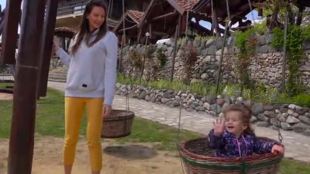Anne Kızı Dönen Bir Salıncakta Eğleniyor — Stok video