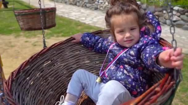 Tahta Sepetin Içinde Sallanan Tatlı Küçük Kız — Stok video