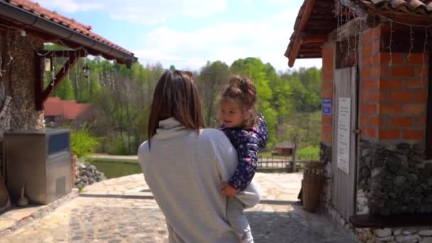 Mãe Carregando Sua Filha Fora Para Brincar — Vídeo de Stock