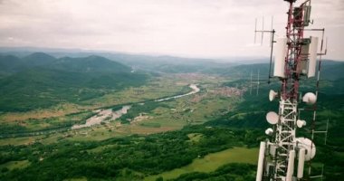 Sırbistan ile Bosna-Hersek sınırı yakınlarındaki Drina nehrinin insansız hava aracı görüntüsü